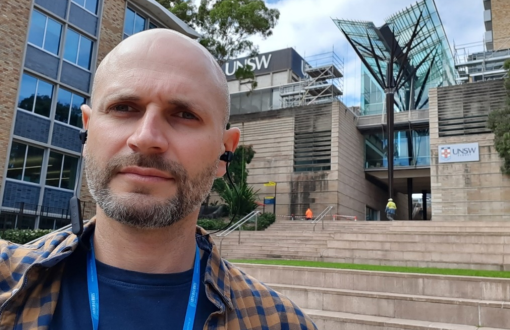 Dr inż. Daniel Jodko w Sydney przed budynkiem UNSW.